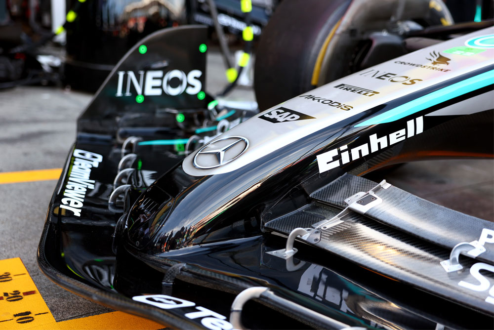 Formel 1-racerbil med Einhell-merkevare.