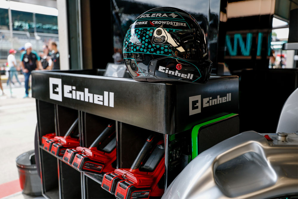 Einhell batteridrevet verktøy i en tralle, med en racerhjelm på toppen.