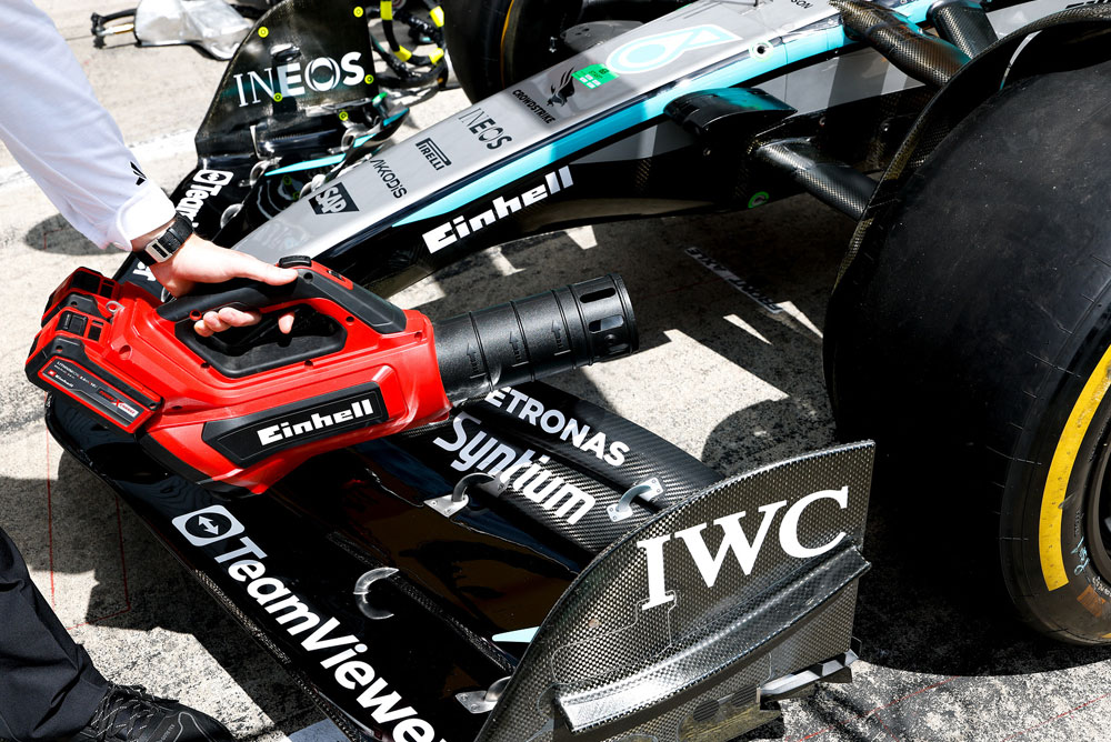 Einhell løvblåser rettet mot frontvingen på en Formel 1-bil.