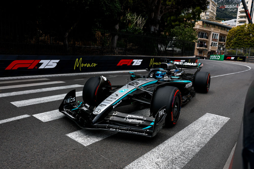 Formel 1-bil på racerbanen.