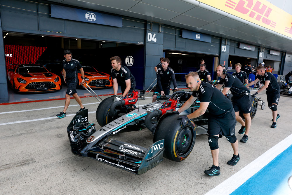 Formel 1-bil blir dyttet.