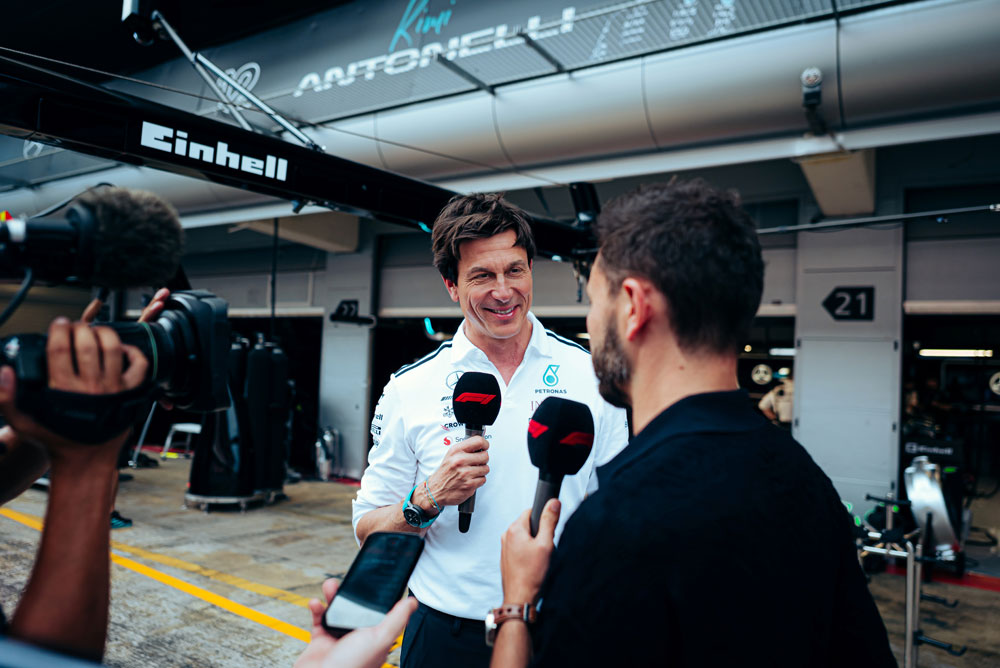 Toto Wolff blir intervjuet av en reporter.