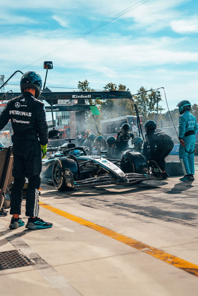 Et intenst pitstopp for Mercedes-AMG PETRONAS Formula One Team. Teamet er i full aksjon, skifter dekk og sjekker bilen under Einhell-merket port.